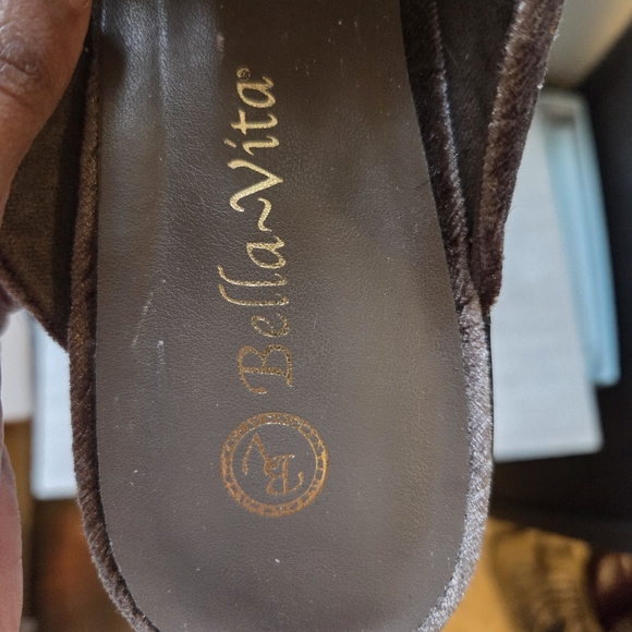 Bella Vita Women's Bab's Taupe Gray  Embossed Velvet Fairy Slip On Mules. Sz 10W - Picture 6 of 7